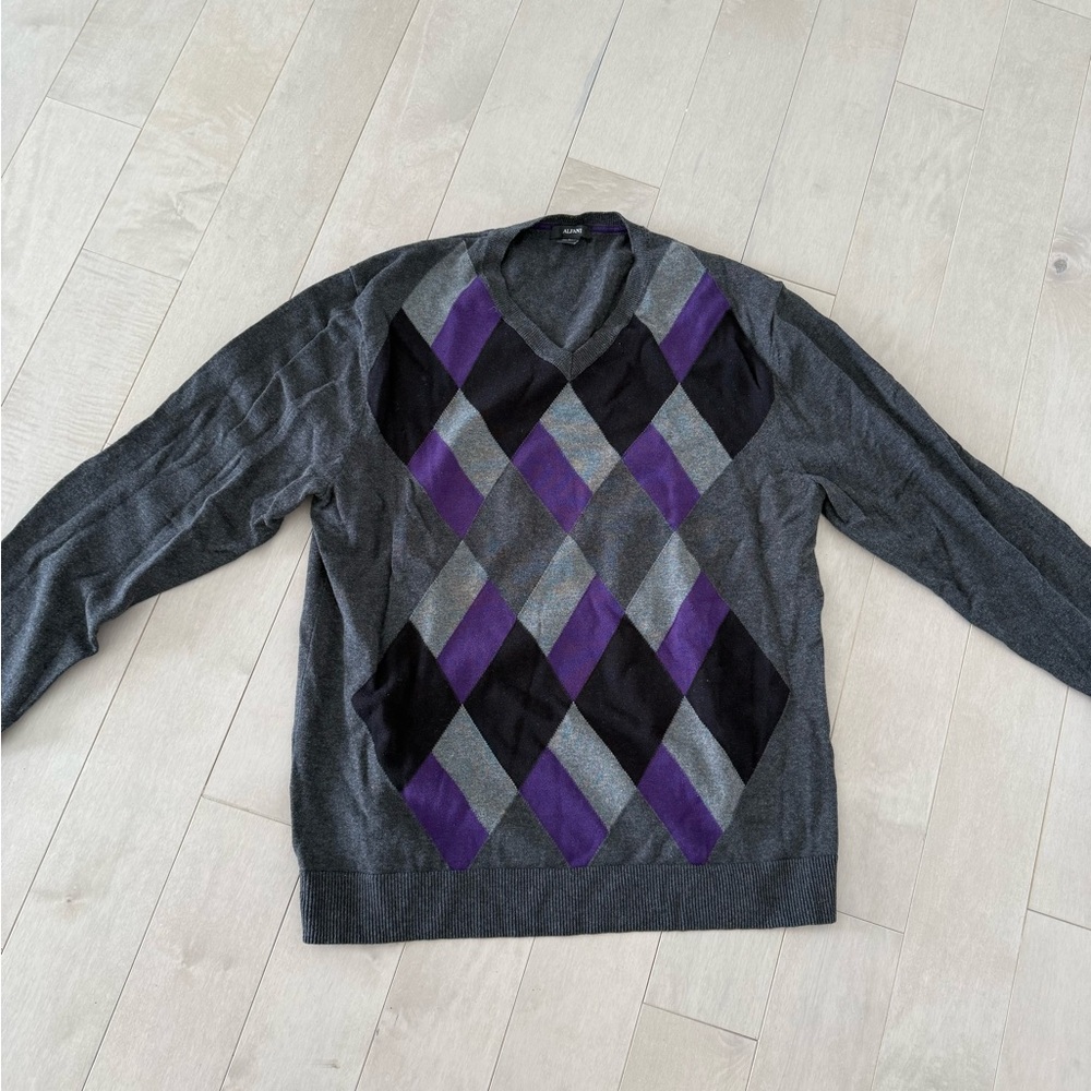 Alfani V-Neck Sweater in Gray and Purple Argyle
